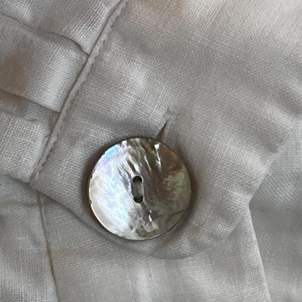 two wishes women’s linen blouse short cut with large opalescent buttons - Picture 4 of 9